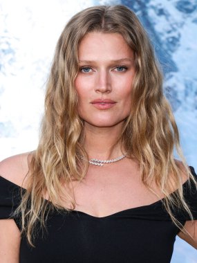 Toni Garrn, 1 Mayıs 2024 'te Paramour Malikanesi' ndeki Montblanc Meisterstuck 100. Yıl dönümü Galerisi 'ne ulaştı.. 