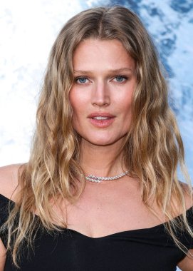 Toni Garrn, 1 Mayıs 2024 'te Paramour Malikanesi' ndeki Montblanc Meisterstuck 100. Yıl dönümü Galerisi 'ne ulaştı.. 