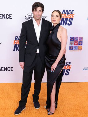 Brandon Davis ve eşi Ashley Benson, 10 Mayıs 2024 'te Fairmont Century Plaza' da düzenlenen 31. Yıllık Siliş Yarışı MS Gala 2024 'e geldiler..