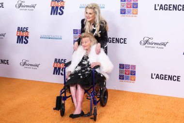 Barbara Davis ve kızı Nancy Davis, 10 Mayıs 2024 tarihinde Fairmont Century Plaza, Los Angeles, Kaliforniya, ABD 'de düzenlenen MS Gala 2024' ün 31.. 