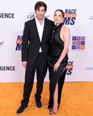 Brandon Davis ve eşi Ashley Benson, 10 Mayıs 2024 'te Fairmont Century Plaza' da düzenlenen 31. Yıllık Siliş Yarışı MS Gala 2024 'e geldiler.. 