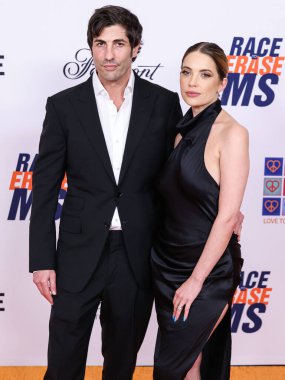 Brandon Davis ve eşi Ashley Benson, 10 Mayıs 2024 'te Fairmont Century Plaza' da düzenlenen 31. Yıllık Siliş Yarışı MS Gala 2024 'e geldiler.. 