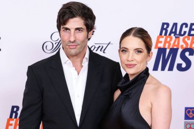 Brandon Davis ve eşi Ashley Benson, 10 Mayıs 2024 'te Fairmont Century Plaza' da düzenlenen 31. Yıllık Siliş Yarışı MS Gala 2024 'e geldiler.. 