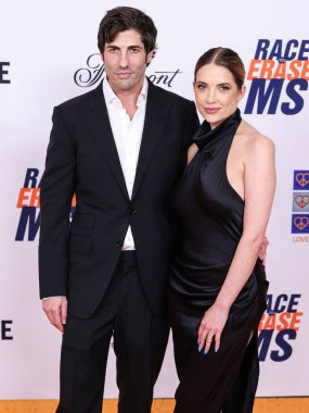 Brandon Davis ve eşi Ashley Benson, 10 Mayıs 2024 'te Fairmont Century Plaza' da düzenlenen 31. Yıllık Siliş Yarışı MS Gala 2024 'e geldiler.. 