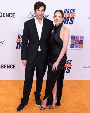 Brandon Davis ve eşi Ashley Benson, 10 Mayıs 2024 'te Fairmont Century Plaza' da düzenlenen 31. Yıllık Siliş Yarışı MS Gala 2024 'e geldiler.. 