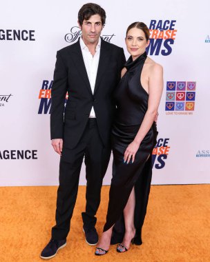 Brandon Davis ve eşi Ashley Benson, 10 Mayıs 2024 'te Fairmont Century Plaza' da düzenlenen 31. Yıllık Siliş Yarışı MS Gala 2024 'e geldiler.. 