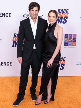 Brandon Davis ve eşi Ashley Benson, 10 Mayıs 2024 'te Fairmont Century Plaza' da düzenlenen 31. Yıllık Siliş Yarışı MS Gala 2024 'e geldiler.. 