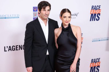 Brandon Davis ve eşi Ashley Benson, 10 Mayıs 2024 'te Fairmont Century Plaza' da düzenlenen 31. Yıllık Siliş Yarışı MS Gala 2024 'e geldiler.. 