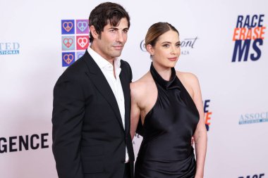 Brandon Davis ve eşi Ashley Benson, 10 Mayıs 2024 'te Fairmont Century Plaza' da düzenlenen 31. Yıllık Siliş Yarışı MS Gala 2024 'e geldiler.. 