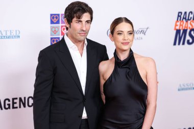 Brandon Davis ve eşi Ashley Benson, 10 Mayıs 2024 'te Fairmont Century Plaza' da düzenlenen 31. Yıllık Siliş Yarışı MS Gala 2024 'e geldiler.. 