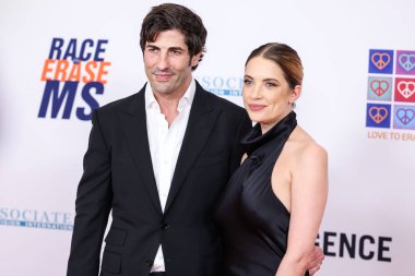 Brandon Davis ve eşi Ashley Benson, 10 Mayıs 2024 'te Fairmont Century Plaza' da düzenlenen 31. Yıllık Siliş Yarışı MS Gala 2024 'e geldiler.. 