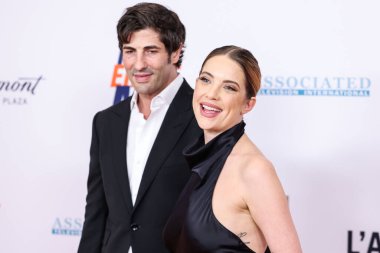 Brandon Davis ve eşi Ashley Benson, 10 Mayıs 2024 'te Fairmont Century Plaza' da düzenlenen 31. Yıllık Siliş Yarışı MS Gala 2024 'e geldiler.. 