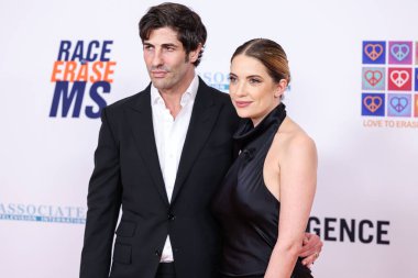 Brandon Davis ve eşi Ashley Benson, 10 Mayıs 2024 'te Fairmont Century Plaza' da düzenlenen 31. Yıllık Siliş Yarışı MS Gala 2024 'e geldiler.. 