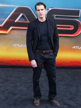 Logan Hunt, 20 Mayıs 2024 'te Hollywood' daki Hollywood Mısır Tiyatrosu 'nda düzenlenen Netflix' in 'Atlas' ının Los Angeles galasına geldi.. 
