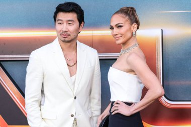 Simu Liu ve Jennifer Lopez (JLo) 20 Mayıs 2024 'te Hollywood, Los Angeles, Kaliforniya, ABD' deki Mısırlı Tiyatrosu 'nda düzenlenen Netflix' in 'Atlas' adlı filminin Los Angeles galasına geldiler..