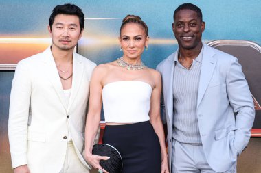 Simu Liu, Jennifer Lopez (JLo) ve Sterling K. Brown, 20 Mayıs 2024 'te Hollywood' da Hollywood, Los Angeles, Kaliforniya, ABD 'de düzenlenen Netflix' in 'Atlas' adlı oyununun Los Angeles galasına geldiler..