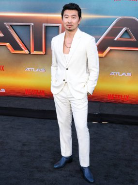 Simu Liu, 20 Mayıs 2024 'te Hollywood' daki Hollywood Mısır Tiyatrosu 'nda düzenlenen Netflix' in 'Atlas' ının Los Angeles galasına geldi.. 