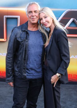Titus Welliver ve Samantha Edge, 20 Mayıs 2024 'te Hollywood' da Hollywood, Los Angeles, Kaliforniya, ABD 'de düzenlenen Netflix' in 'Atlas' ının Los Angeles galasına geldiler..