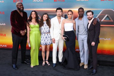 HOLYWOOD, LOS ANGELES, CALIFORNIA, ABD - 20 Mayıs: Abraham Popoola, Lana Parrilla, Briella Guiza, Simu Liu, Jennifer Lopez, Sterling K. Brown, Gregory James Cohan ve Brad Peyton Netflix 'in' Atlasyon 'adlı filminin galasına geldiler