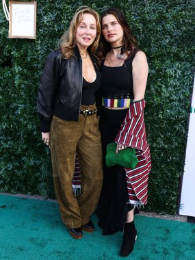 Tata Harper ve Lake Bell, 30 Mayıs 2024 'te Hollywood, Los Angeles, Kaliforniya, ABD' de The Whitley 'de düzenlenen Müzikal' Açılış Gecesi Performansı 'na geldiler..