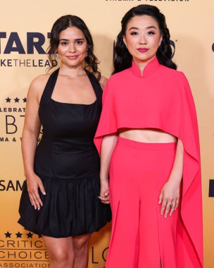 Marisela Zumbado ve kız arkadaşı Sherry Cola, 7 Haziran 2024 'te Century City, Los Angeles, Kaliforniya, ABD' de düzenlenen Fairmont Century Plaza Oteli 'nde düzenlenen LGBTQ + Sinema ve Televizyonun Eleştirmen Seçimi kutlamasına geldiler.. 