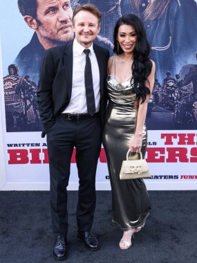 Damon Herriman ve Phuong Kuback, 17 Haziran 2024 'te Hollywood, Los Angeles, Kaliforniya, ABD' de bulunan TCL Çin Tiyatrosu IMAX 'ta düzenlenen Focus Features' The Bikeriders 'ın Los Angeles galasına geldiler..