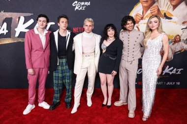 Gianni DeCenzo, Jacob Bertrand, Tanner Buchanan, Mary Mouser, Xolo Mariduena, Peyton List Netflix 'in' Cobra Kai 'sezonunun Los Angeles Özel Gösterimi' ne geldiler. Bölüm 1, 17 Temmuz 2024 'te Los Angeles, Kaliforniya, ABD' de Autry Müzesi 'nde gerçekleştirildi..