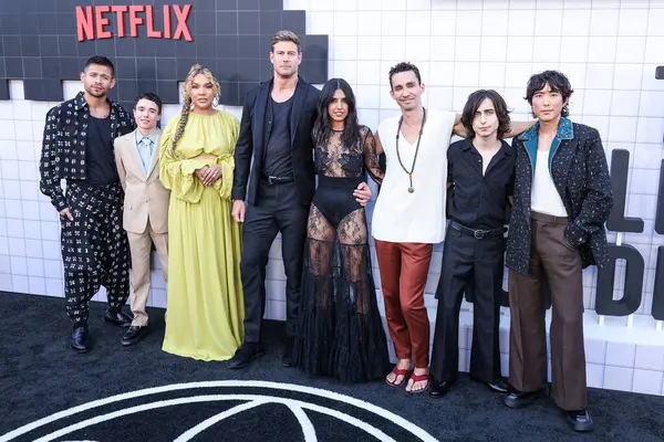 David Castaneda, Elliot Page, Emmy Raver-Lampman, Tom Hopper, Ritu Arya, Robert Sheehan, Aidan Gallagher ve Justin H. Min Netflix 'in 