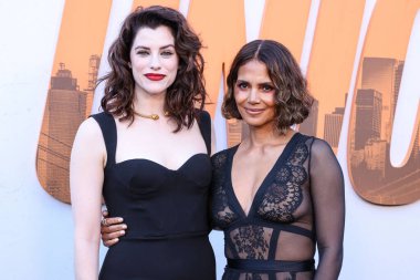 Jessica De Gouw ve Halle Berry, Netflix 'in 12 Ağustos 2024' te Hollywood 'daki Hollywood Mısır Tiyatrosu' nda düzenlenen Los Angeles Premiere of Netflix 'in galasına geldiler.. 
