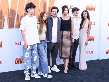 Mark Wahlberg, eşi Rhea Durham, oğlu Michael Wahlberg ve Sünni Gaines, 12 Ağustos 2024 'te Hollywood' daki Hollywood Mısır Tiyatrosu 'nda düzenlenen Netflix' in 'The Union' adlı filminin Los Angeles galasına geldiler.. 