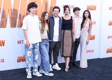 Mark Wahlberg, eşi Rhea Durham, oğlu Michael Wahlberg ve Sünni Gaines, 12 Ağustos 2024 'te Hollywood' daki Hollywood Mısır Tiyatrosu 'nda düzenlenen Netflix' in 'The Union' adlı filminin Los Angeles galasına geldiler.. 