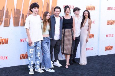 Mark Wahlberg, eşi Rhea Durham, oğlu Michael Wahlberg ve Sünni Gaines, 12 Ağustos 2024 'te Hollywood' daki Hollywood Mısır Tiyatrosu 'nda düzenlenen Netflix' in 'The Union' adlı filminin Los Angeles galasına geldiler.. 