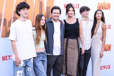 Mark Wahlberg, eşi Rhea Durham, oğlu Michael Wahlberg ve Sünni Gaines, 12 Ağustos 2024 'te Hollywood' daki Hollywood Mısır Tiyatrosu 'nda düzenlenen Netflix' in 'The Union' adlı filminin Los Angeles galasına geldiler.. 