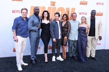 Patch Darragh, Jennifer Madeloff, Mike Colter, Stephen Levinson, Jessica De Gouw, Mark Wahlberg, Halle Berry, Julian Farino, Alice Lee, Adewale Akinnuoye-Agbaje, Dan Lin ve Jeff G. Waxman Netflix 'in 