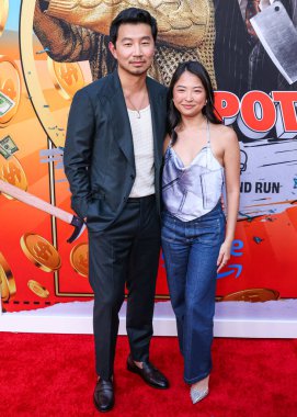 Simu Liu ve kız arkadaşı Allison Hsu, Amazon MGM Stüdyoları 'nın Los Angeles galasına geldiler. 13 Ağustos 2024 'te Hollywood, Los Angeles, Kaliforniya, ABD' deki TCL Çin Tiyatrosu 'nda düzenlendi.. 