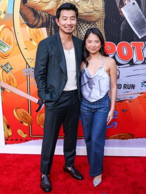 Simu Liu ve kız arkadaşı Allison Hsu, Amazon MGM Stüdyoları 'nın Los Angeles galasına geldiler. 13 Ağustos 2024 'te Hollywood, Los Angeles, Kaliforniya, ABD' deki TCL Çin Tiyatrosu 'nda düzenlendi.. 
