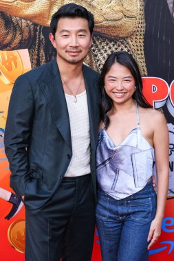Simu Liu ve kız arkadaşı Allison Hsu, Amazon MGM Stüdyoları 'nın Los Angeles galasına geldiler. 13 Ağustos 2024 'te Hollywood, Los Angeles, Kaliforniya, ABD' deki TCL Çin Tiyatrosu 'nda düzenlendi.. 