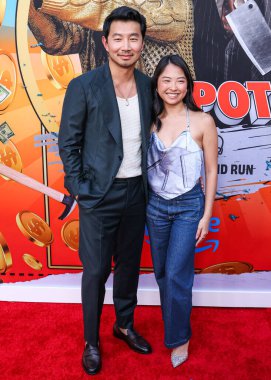 Simu Liu ve kız arkadaşı Allison Hsu, Amazon MGM Stüdyoları 'nın Los Angeles galasına geldiler. 13 Ağustos 2024 'te Hollywood, Los Angeles, Kaliforniya, ABD' deki TCL Çin Tiyatrosu 'nda düzenlendi.. 