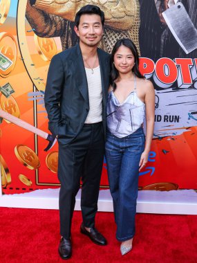 Simu Liu ve kız arkadaşı Allison Hsu, Amazon MGM Stüdyoları 'nın Los Angeles galasına geldiler. 13 Ağustos 2024 'te Hollywood, Los Angeles, Kaliforniya, ABD' deki TCL Çin Tiyatrosu 'nda düzenlendi.. 