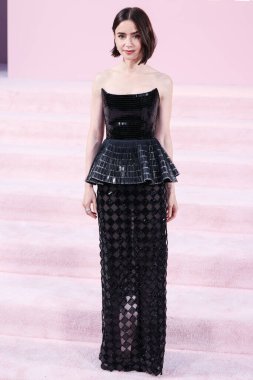 Özel bir Armani Prive elbisesi giyen Lily Collins, Netflix 'in 