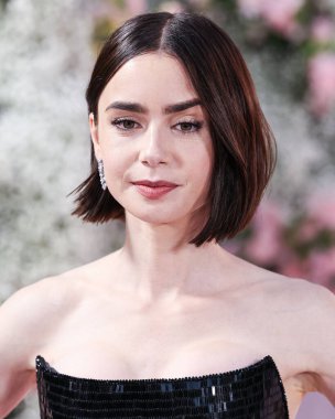 Özel bir Armani Prive elbisesi giyen Lily Collins, Netflix 'in 