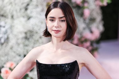 Özel bir Armani Prive elbisesi giyen Lily Collins, Netflix 'in 