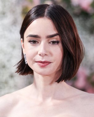 Özel bir Armani Prive elbisesi giyen Lily Collins, Netflix 'in 