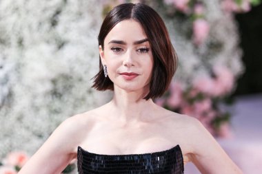 Özel bir Armani Prive elbisesi giyen Lily Collins, Netflix 'in 