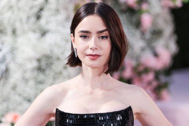 Özel bir Armani Prive elbisesi giyen Lily Collins, Netflix 'in 