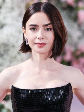 Özel bir Armani Prive elbisesi giyen Lily Collins, Netflix 'in 