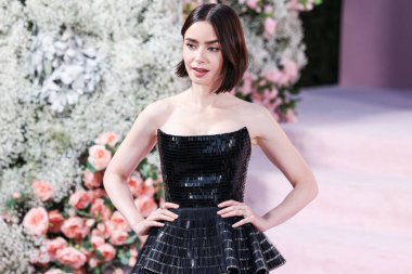 Özel bir Armani Prive elbisesi giyen Lily Collins, Netflix 'in 