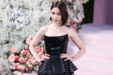 Özel bir Armani Prive elbisesi giyen Lily Collins, Netflix 'in 