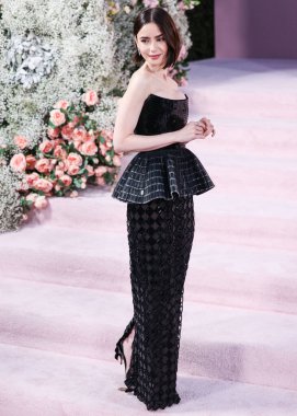 Özel bir Armani Prive elbisesi giyen Lily Collins, Netflix 'in 