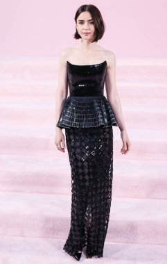 Özel bir Armani Prive elbisesi giyen Lily Collins, Netflix 'in 